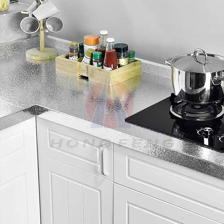 Varför använda aluminiumfolie klistermärken istället för traditionella backsplashes